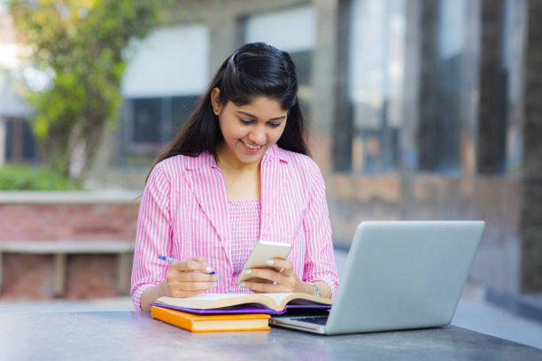 坐在校园里的学生照片图片下载