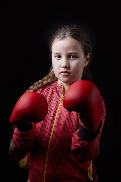 在黑色背景下，一位美丽的运动员双手带有红色覆层图片下载