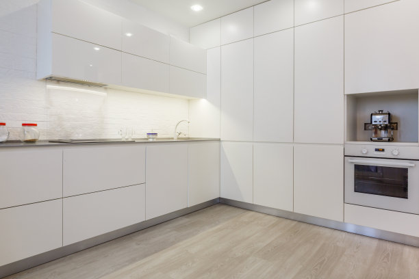 现代厨房内部场景：水龙头和水槽图片下载