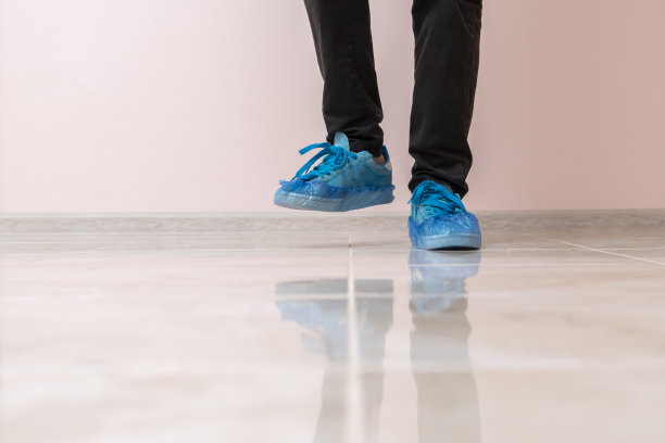 住院病人来访时要用鞋套保护地板卫生图片下载