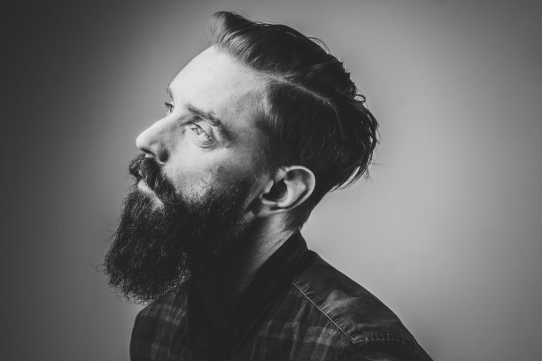 黑白照片：忧郁男士的魅力写真图片下载