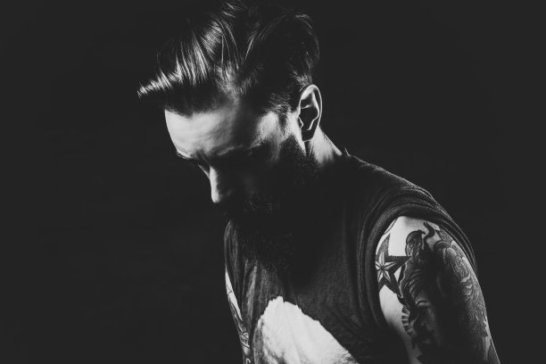 黑白照片：忧郁男士的魅力写真图片下载