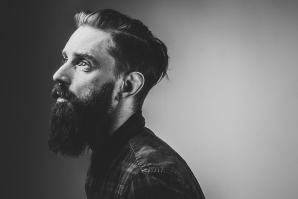 黑白照片：忧郁男士的魅力写真图片下载