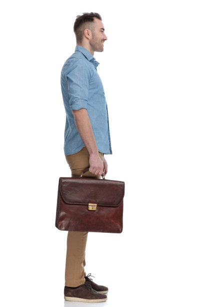 侧视图自信随意微笑着拿着公文包图片下载