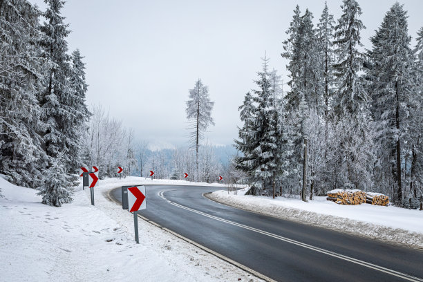 太特拉山中令人惊叹的黑色柏油路图片下载