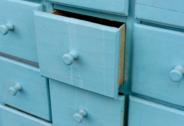 蓝色的带抽屉的木制壁橱图片下载