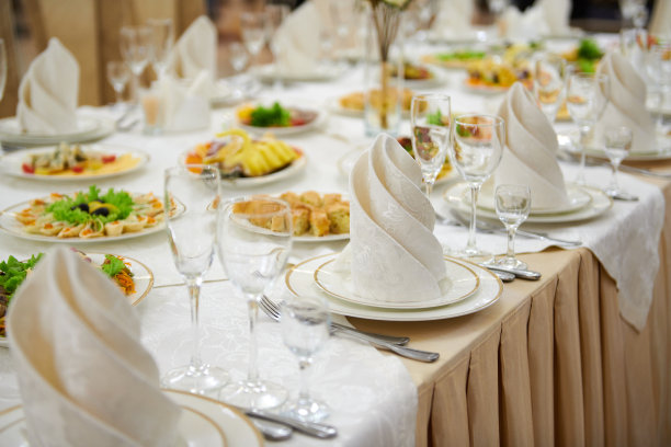 餐厅里的餐桌，食物和饮料图片下载