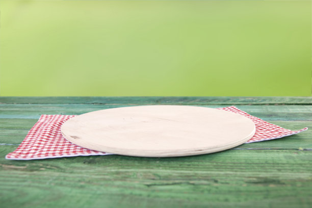餐巾纸和木制的桌子图片下载