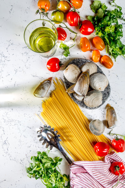 烹饪意大利面与海鲜的配料。贝壳，贻贝，蛤，番茄和白葡萄酒。图片下载