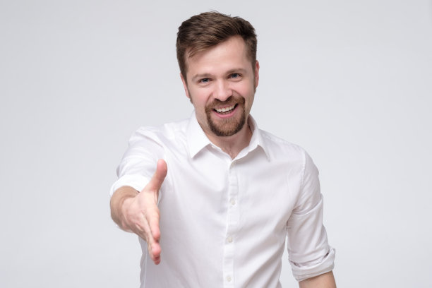 欢迎登机。英俊的年轻人伸出手来握手图片下载