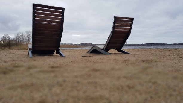 沙滩上的空椅子图片下载