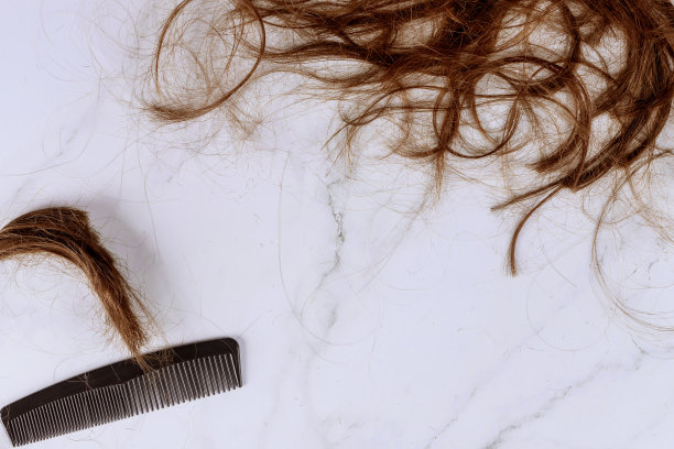 理发近景修剪棕色头发用梳子图片下载