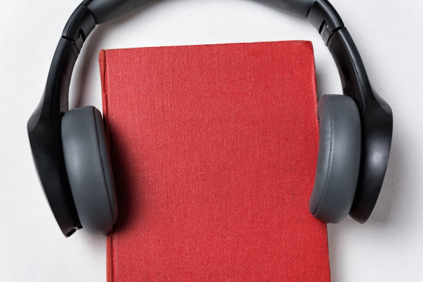 立体声耳机与精装书在白色背景，俯视图。特克斯的空间图片下载