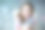 5-7岁的女孩在沙发上吃蛋糕素材图片