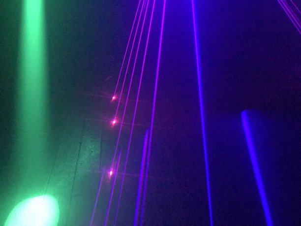 地板上有激光束/激光。图片下载
