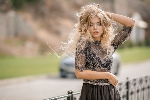 一个穿着黑裙子金发的女人在户外图片下载