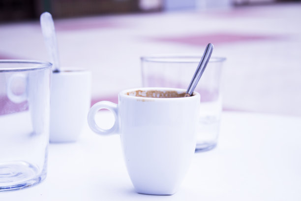 一杯水和一杯咖啡图片下载