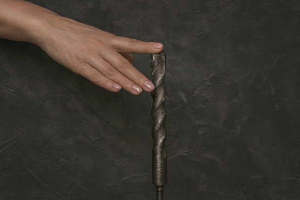 美丽的女性用粉红色的手握美甲工具。图片下载