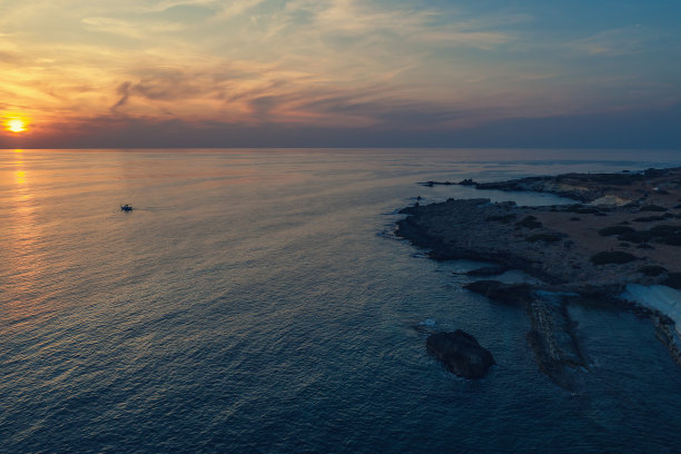 日落在塞浦路斯。航拍地中海和岩石海岸线在夏天的晚上，无人机照片图片下载