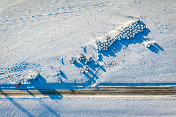 冬季田野里的干草堆航拍图片下载