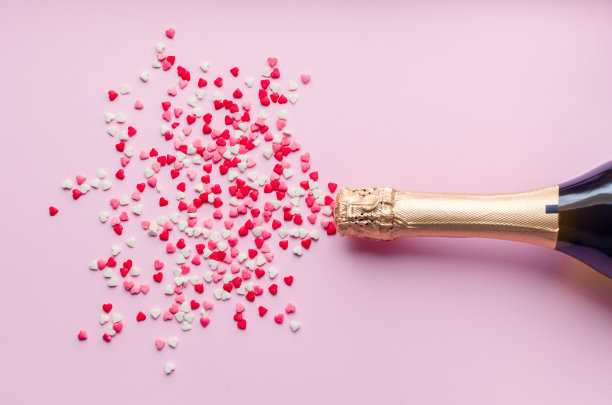 粉红背景的香槟瓶图片下载