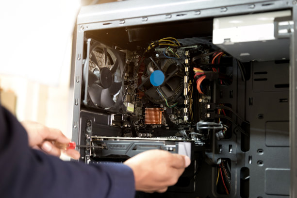 技术员用螺丝刀修理电脑图片下载