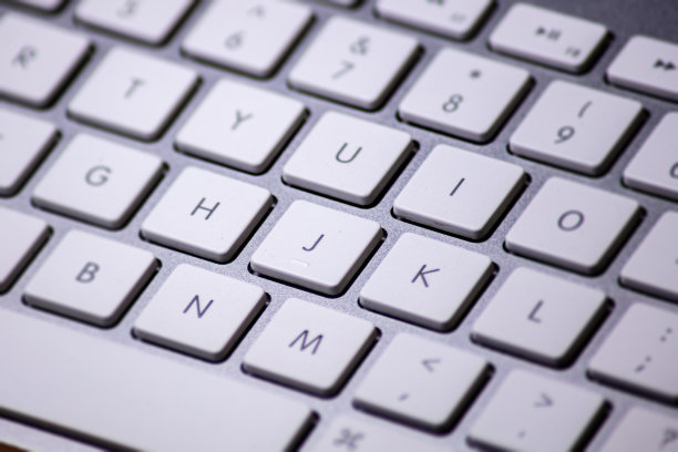 靠近铝制键盘图片下载