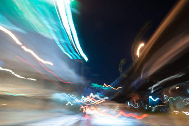 在夜晚从路上的汽车中提取光线图片下载