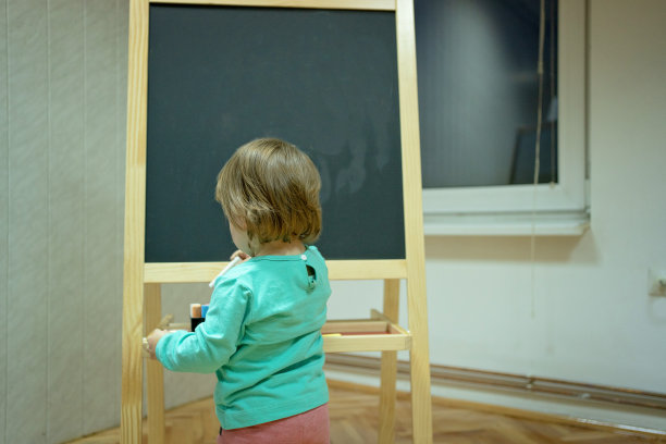 小孩子的艺术家图片下载