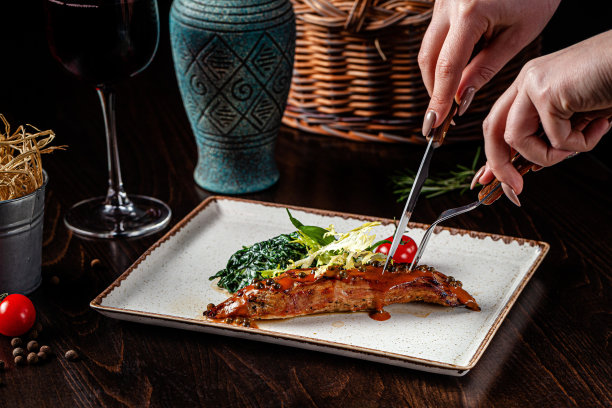 西班牙美食：小牛肉排配菠菜和奶油，搭配红酒图片下载