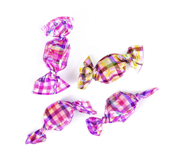 糖果包装在彩色箔白色背景图片下载