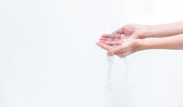 妇女洗手与水隔离在白色背景。良好的个人卫生观念。清洁双手是预防流感和冠状病毒的第一步。成年妇女的手被水浸湿。图片下载
