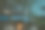 晚上在森林里的帐篷附近水壶着火了。美丽的营火在旅游营地进入野外。生存在针叶林。大锅篝火上方。烟雾从树林里的火。在篝火做饭。图片下载