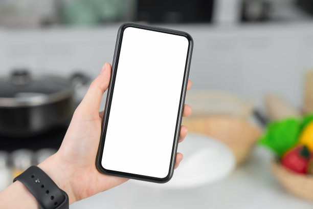 在厨房手持智能手机图片下载