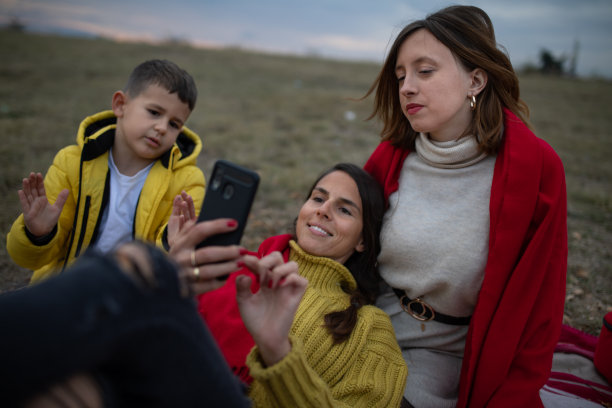 女人看手机让家人不高兴的图片图片下载