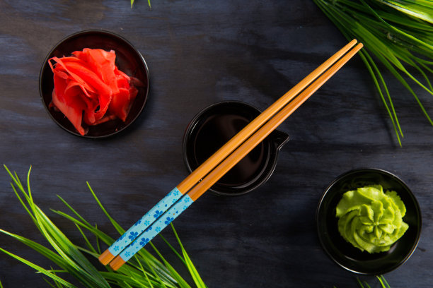 黑色背景上的芥末中国棍子图片下载