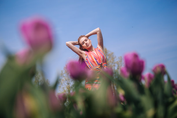 神奇的荷兰风光与身穿条纹裙的美丽长发女子图片下载