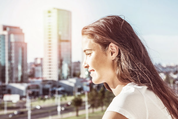 户外微笑的年轻女孩肖像图片下载