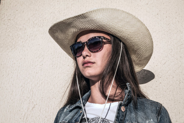 女孩模特戴着有帽檐的大帽子图片下载