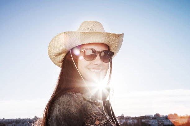 戴着太阳镜和有帽檐的帽子的女孩图片下载