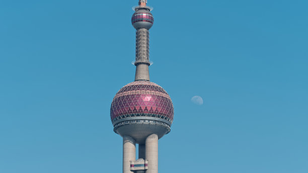 上海东方明珠电视塔中球特写，以月亮和蓝天为背景。图片下载