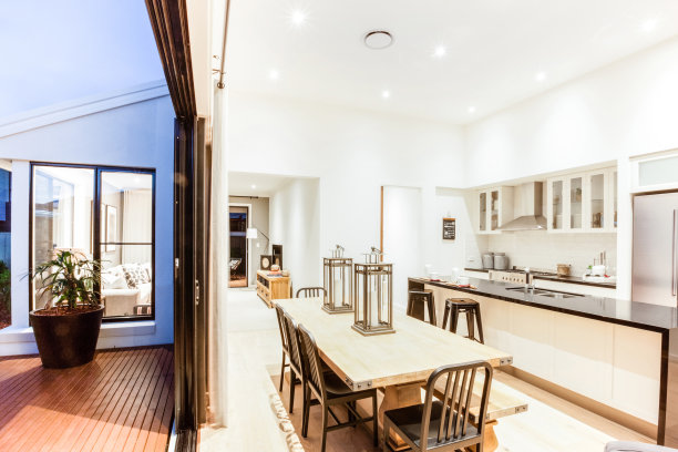 现代厨房的黄昏照片图片下载