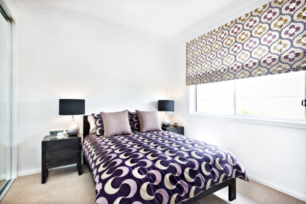 带有抽象设计的时尚卧室和透过窗户的阳光图片下载