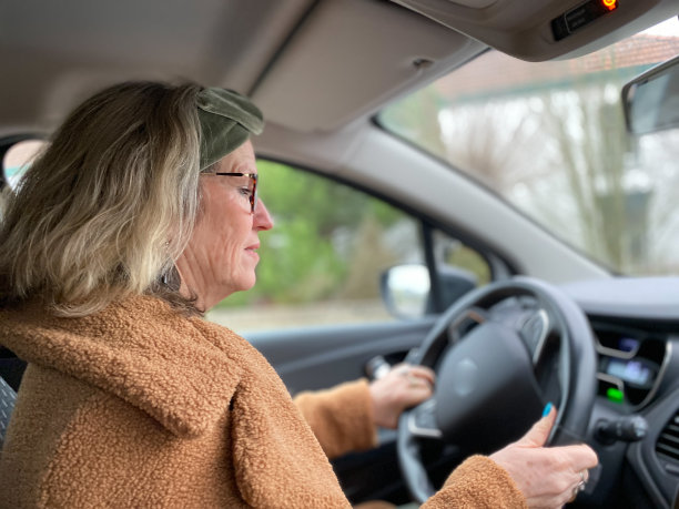 路上的女人图片下载