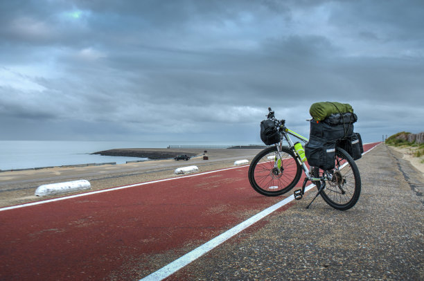 荷兰，背包上路的现代自行车图片下载