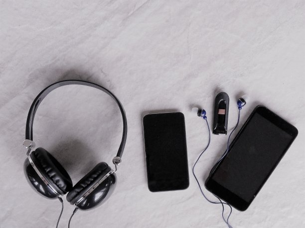 媒体技术:音乐电子设备、耳塞、USB棒、耳机、手机——拷贝空间、黑白照片图片下载