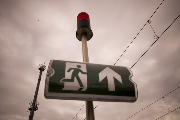 火车站内的出口标志素材图片