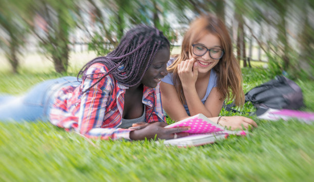 少女朋友们在城市公园里享受时光图片下载