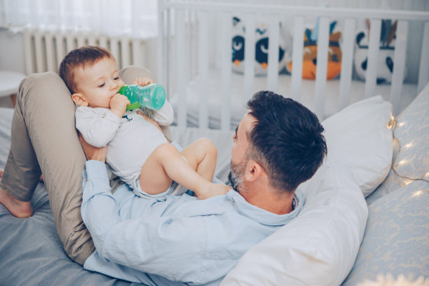 口渴的孩子图片下载