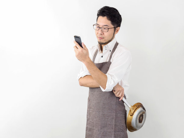 寻找食谱的日本男人图片下载